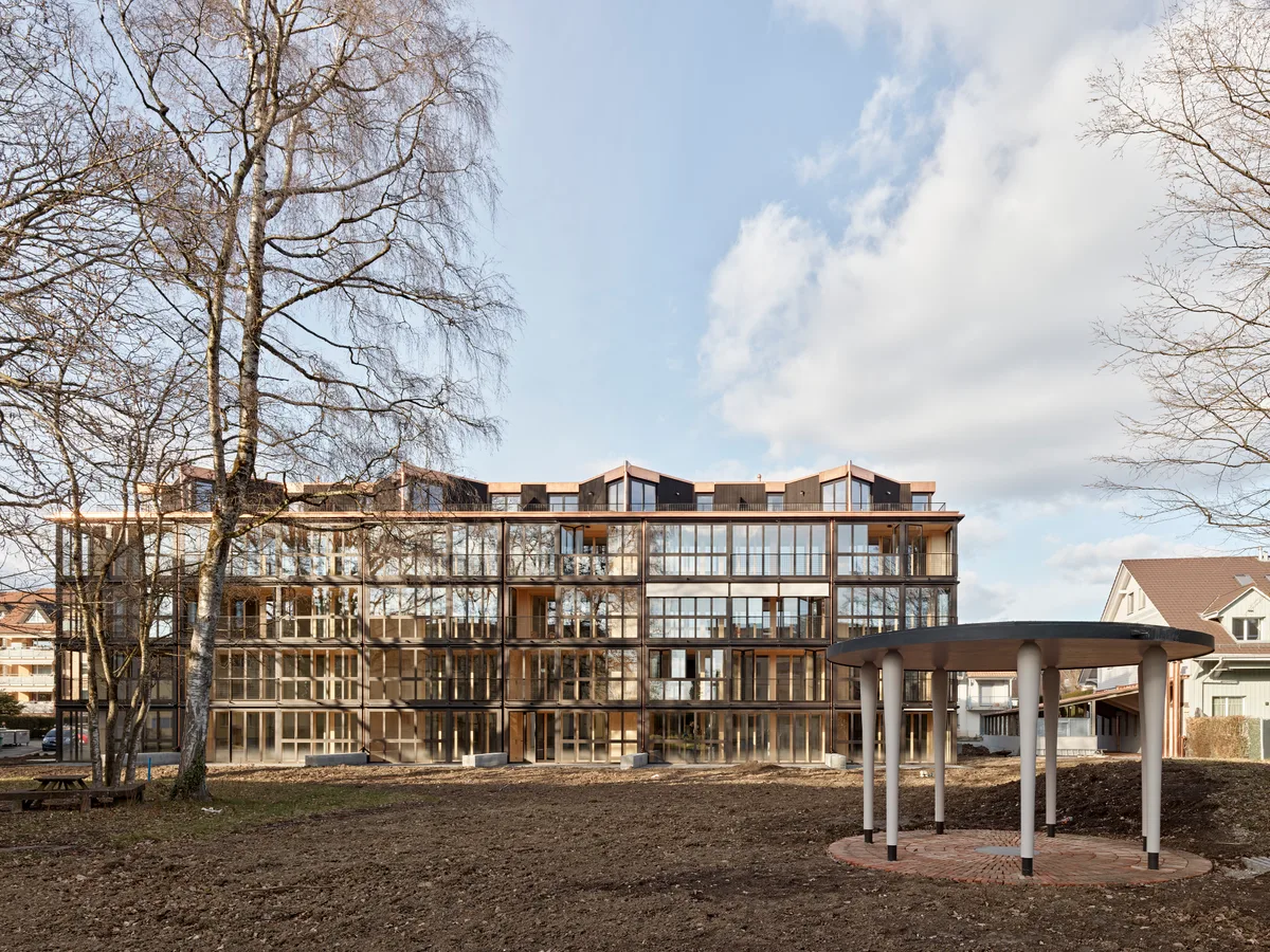 Das Wohnhaus an der Schulstrasse überzeugt mit seiner hochwertigen Architektur trotz bescheidenem Budget. Aussenansicht eines Wohnhauses an der Schulstrasse in Pfäffikon.